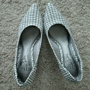 Black and White Life Stride 6.5M Pump